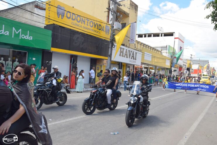 Desfile de 7 de Setembro atrai milhares de pessoas em Eunápolis 477