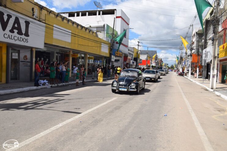Desfile de 7 de Setembro atrai milhares de pessoas em Eunápolis 480