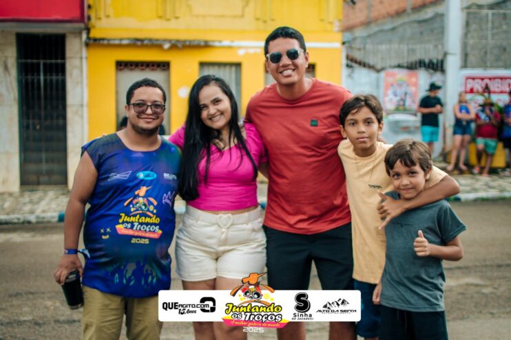 Bloco Juntando Os Troços agita a avenida no Festival do Cacau e Chocolate 2025 10