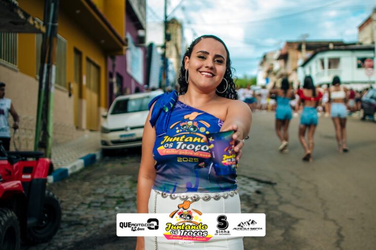 Bloco Juntando Os Troços agita a avenida no Festival do Cacau e Chocolate 2025 11