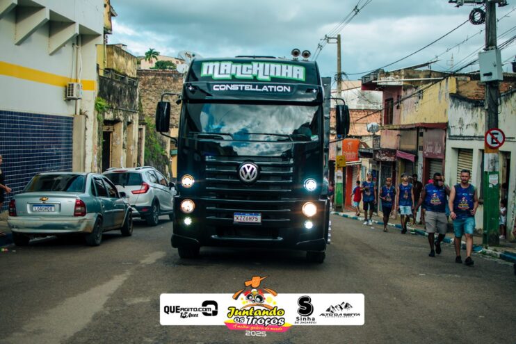 Bloco Juntando Os Troços agita a avenida no Festival do Cacau e Chocolate 2025 31