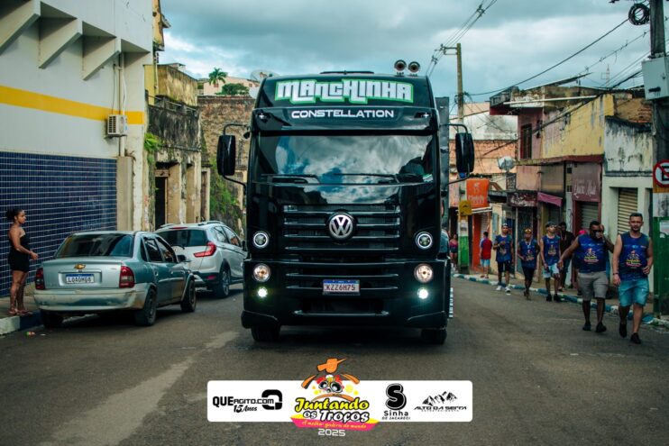Bloco Juntando Os Troços agita a avenida no Festival do Cacau e Chocolate 2025 32