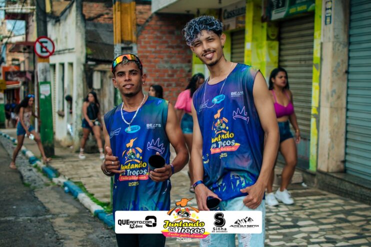 Bloco Juntando Os Troços agita a avenida no Festival do Cacau e Chocolate 2025 34