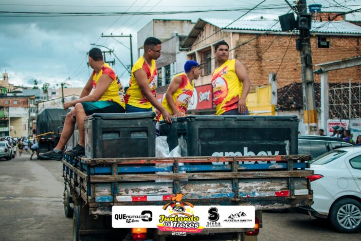 Bloco Juntando Os Troços agita a avenida no Festival do Cacau e Chocolate 2025 75