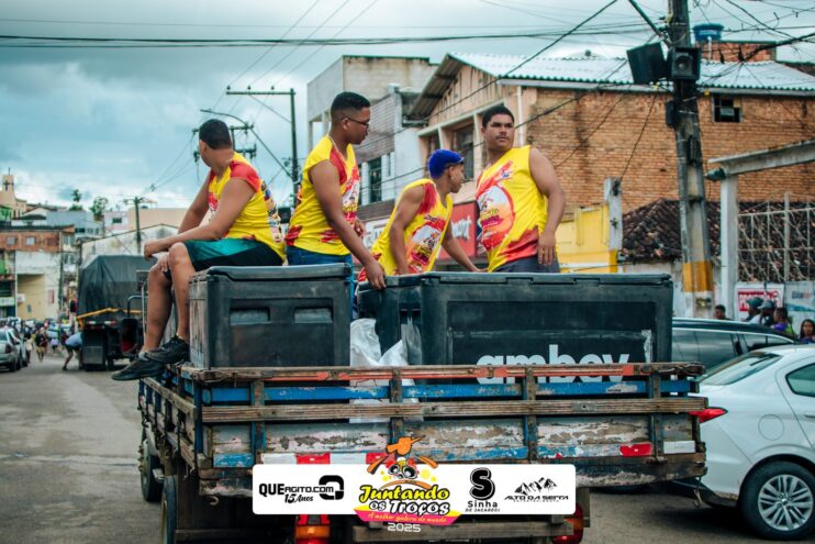 Bloco Juntando Os Troços agita a avenida no Festival do Cacau e Chocolate 2025 76