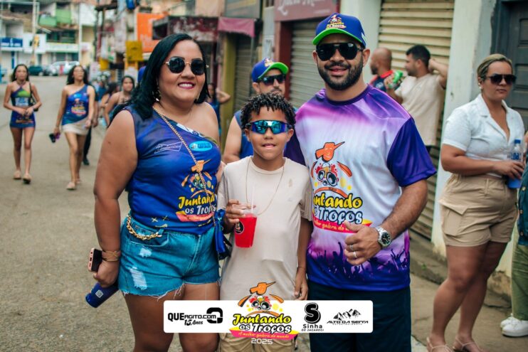 Bloco Juntando Os Troços agita a avenida no Festival do Cacau e Chocolate 2025 98