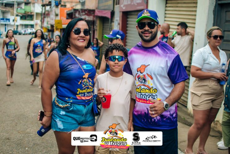 Bloco Juntando Os Troços agita a avenida no Festival do Cacau e Chocolate 2025 99