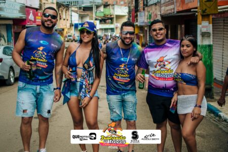 Bloco Juntando Os Troços agita a avenida no Festival do Cacau e Chocolate 2025 Bloco Juntando Os Troços agita a avenida no Festival do Cacau e Chocolate 2025 5
