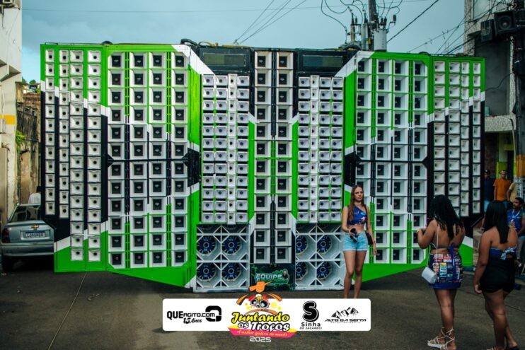 Bloco Juntando Os Troços agita a avenida no Festival do Cacau e Chocolate 2025 150