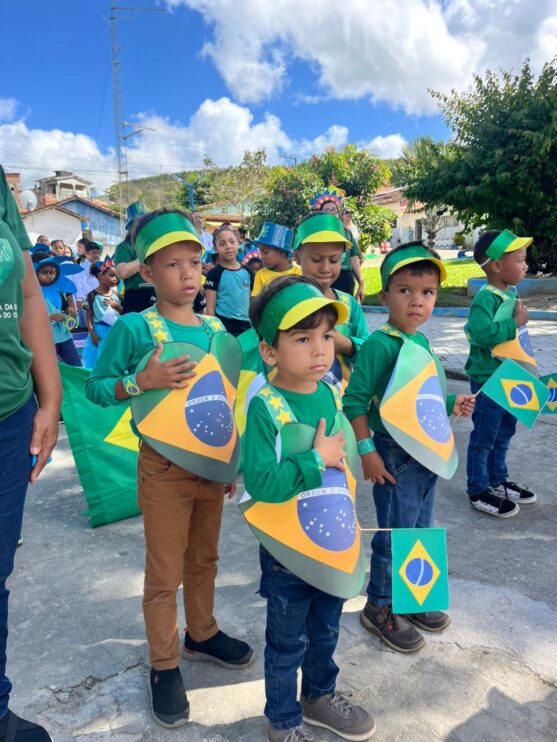 Escola Aldeni Pereira da Silva realiza desfile cívico em Mundo Novo 11