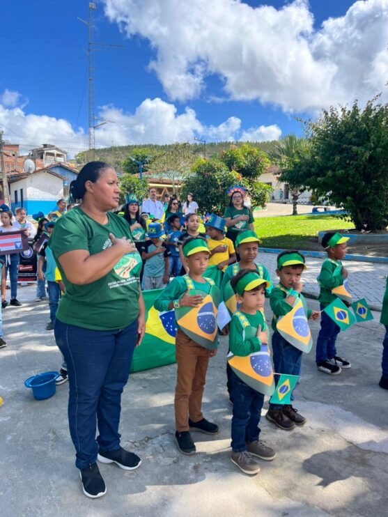 Escola Aldeni Pereira da Silva realiza desfile cívico em Mundo Novo 9