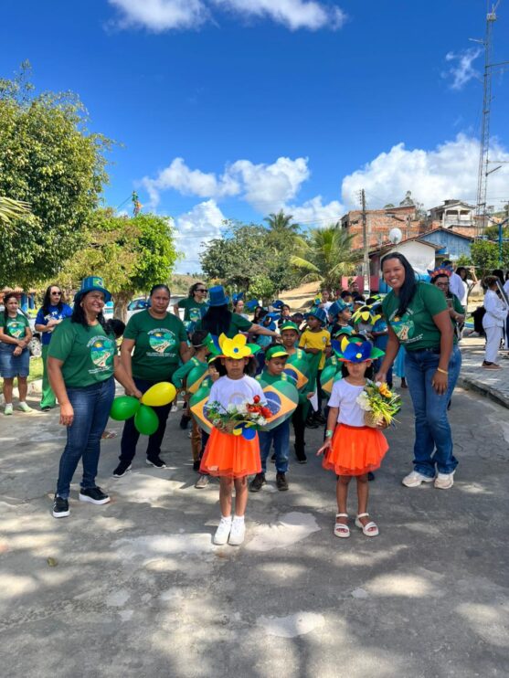 Escola Aldeni Pereira da Silva realiza desfile cívico em Mundo Novo 18