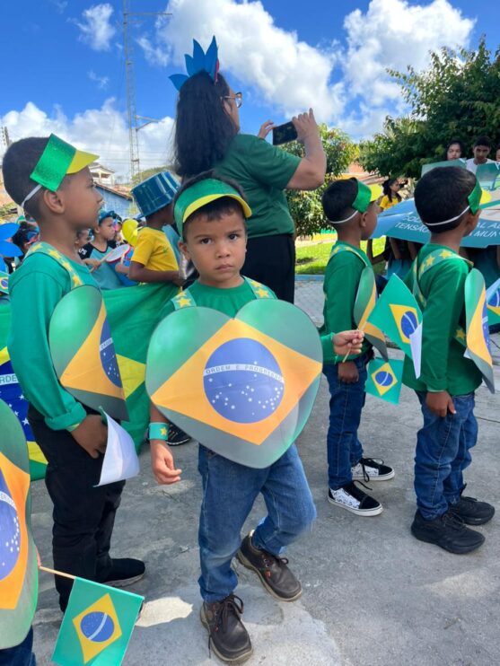 Escola Aldeni Pereira da Silva realiza desfile cívico em Mundo Novo 16