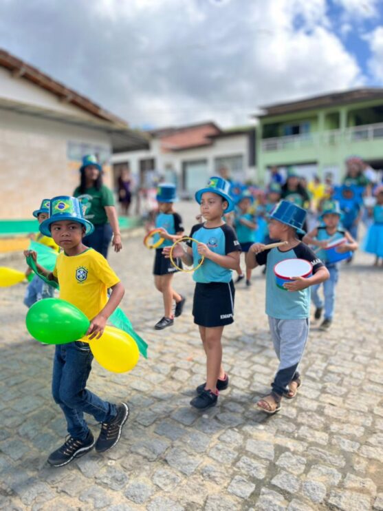 Escola Aldeni Pereira da Silva realiza desfile cívico em Mundo Novo 19