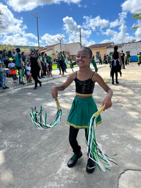 Escola Aldeni Pereira da Silva realiza desfile cívico em Mundo Novo 14