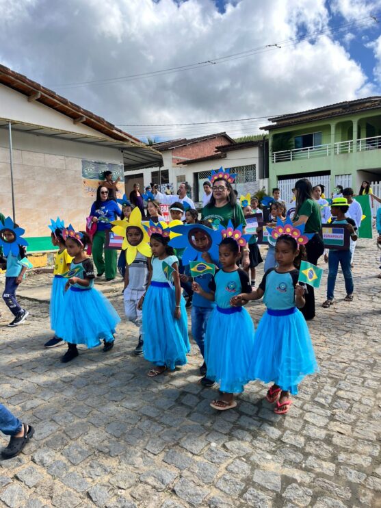 Escola Aldeni Pereira da Silva realiza desfile cívico em Mundo Novo 15