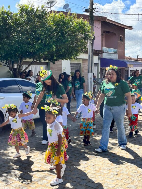 Escola Aldeni Pereira da Silva realiza desfile cívico em Mundo Novo 13