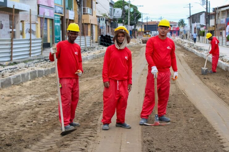 Prefeito Jânio Natal visita obras de requalificação da Rua Pero Vaz de Caminha e Praça ACM 18