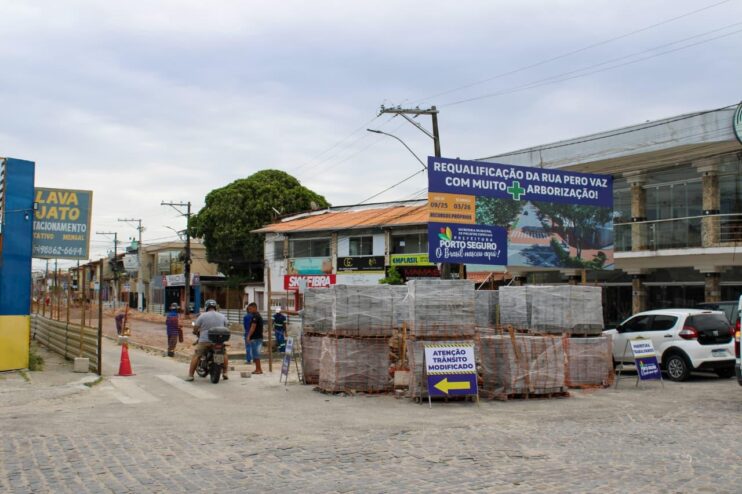 Prefeito Jânio Natal visita obras de requalificação da Rua Pero Vaz de Caminha e Praça ACM 9
