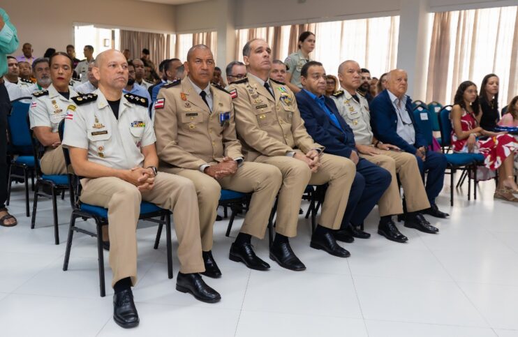 Eunápolis realiza Solenidade de Assunção do 28º BPM, conquista viabilizada por articulação política de Cláudia e Robério Oliveira 13