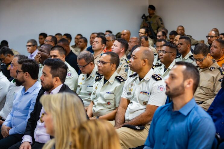 Eunápolis realiza Solenidade de Assunção do 28º BPM, conquista viabilizada por articulação política de Cláudia e Robério Oliveira 12