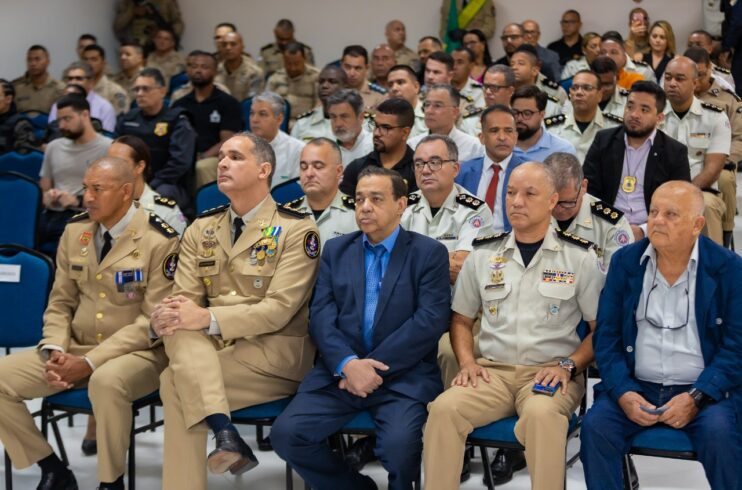 Eunápolis realiza Solenidade de Assunção do 28º BPM, conquista viabilizada por articulação política de Cláudia e Robério Oliveira 13