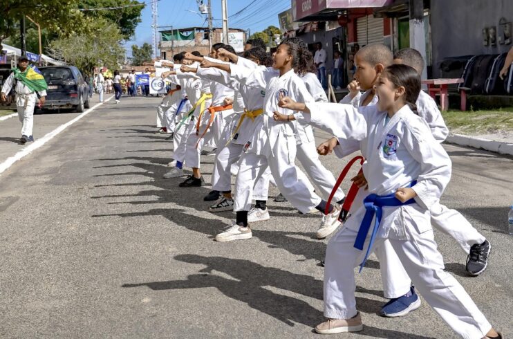 População vai às ruas assistir ao desfile da Independência, no Baianão 24