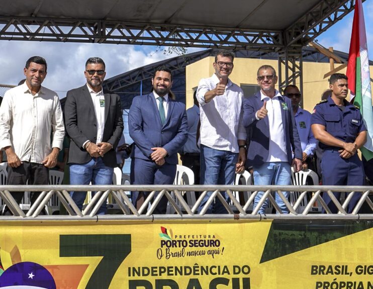 População vai às ruas assistir ao desfile da Independência, no Baianão 23