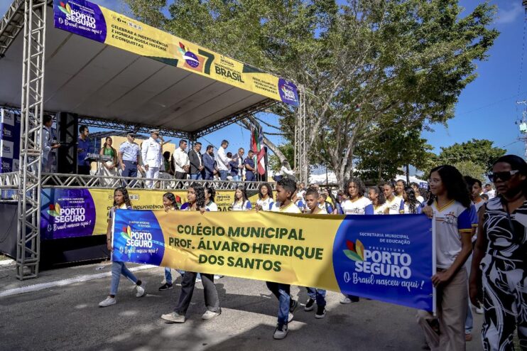 População vai às ruas assistir ao desfile da Independência, no Baianão 22