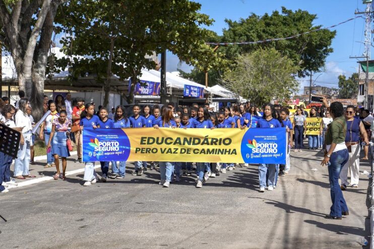 População vai às ruas assistir ao desfile da Independência, no Baianão 21