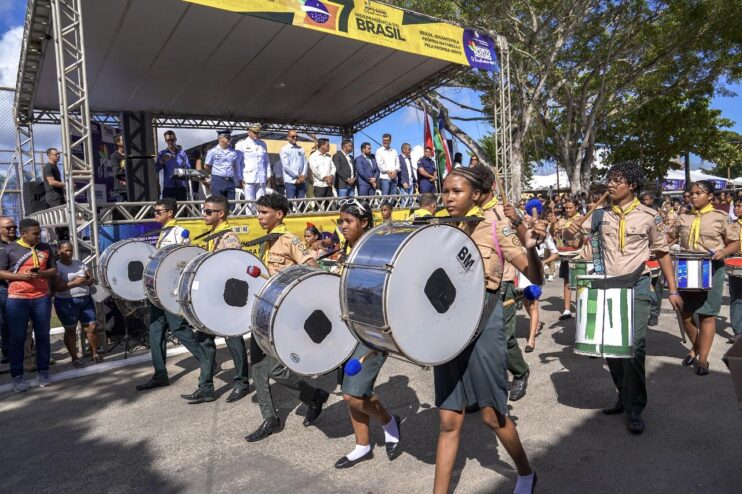 População vai às ruas assistir ao desfile da Independência, no Baianão 20
