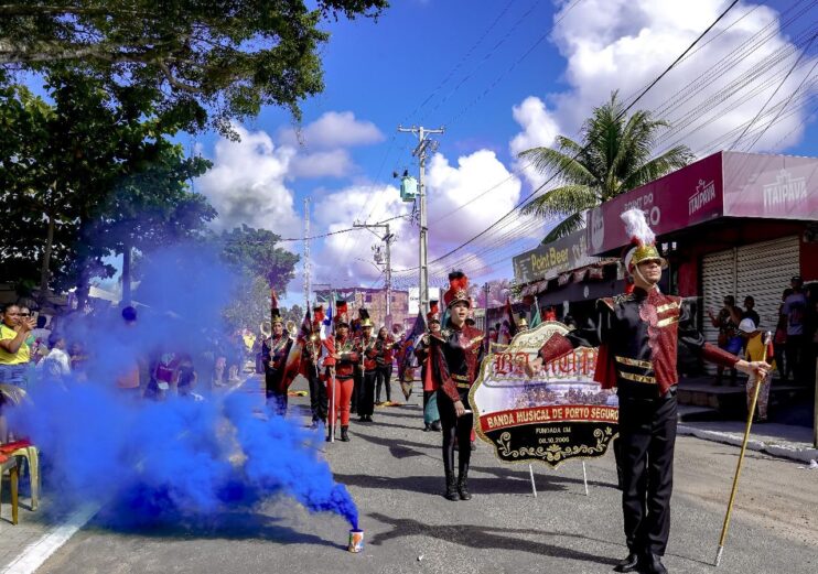 População vai às ruas assistir ao desfile da Independência, no Baianão 19