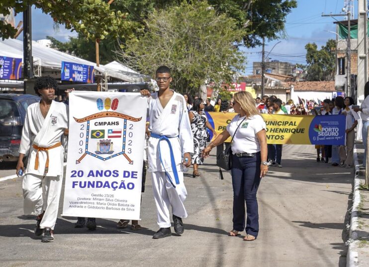 População vai às ruas assistir ao desfile da Independência, no Baianão 25