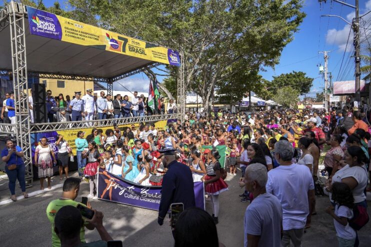 População vai às ruas assistir ao desfile da Independência, no Baianão 4