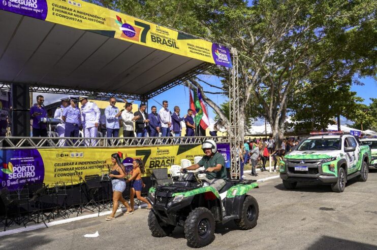 População vai às ruas assistir ao desfile da Independência, no Baianão 18