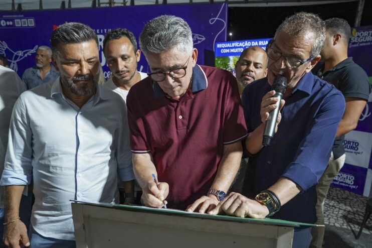 Prefeito Jânio Natal assina ordem de serviço para revitalização completa com arborização da Rua Pero Vaz de Caminha, no Centro 4