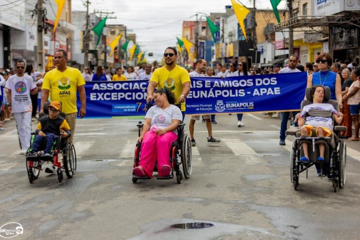 Desfile de 7 de Setembro atrai milhares de pessoas em Eunápolis 506