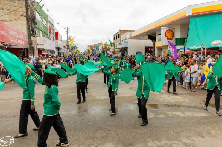 Desfile de 7 de Setembro atrai milhares de pessoas em Eunápolis 508