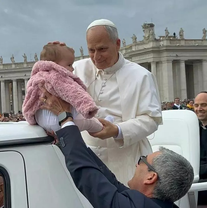 Bebê de Eunápolis recebe bênção do Papa Leão XIV durante passeio no Vaticano Bebê de Eunápolis recebe bênção do Papa Leão XIV durante passeio no Vaticano 4