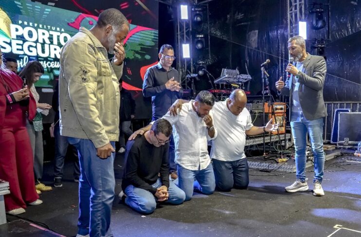 Fé, adoração e avivamento marcam o encerramento da Semana da Cultura Evangélica em Porto Seguro com show de Fernandinho 4