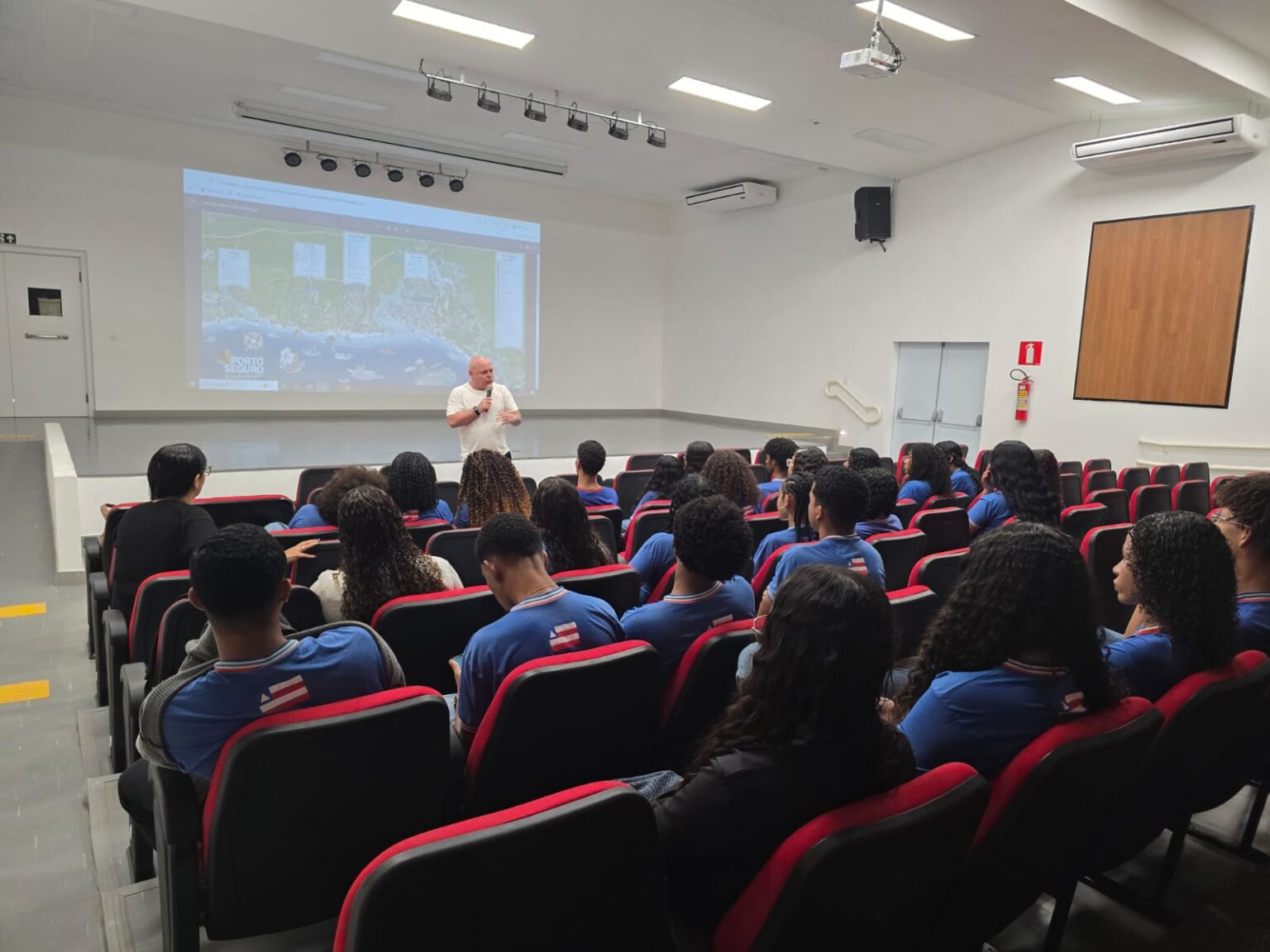 Estudantes de Guia de Turismo vivenciam experiências e aprendizados sobre Porto Seguro Estudantes de Guia de Turismo vivenciam experiências e aprendizados sobre Porto Seguro 7