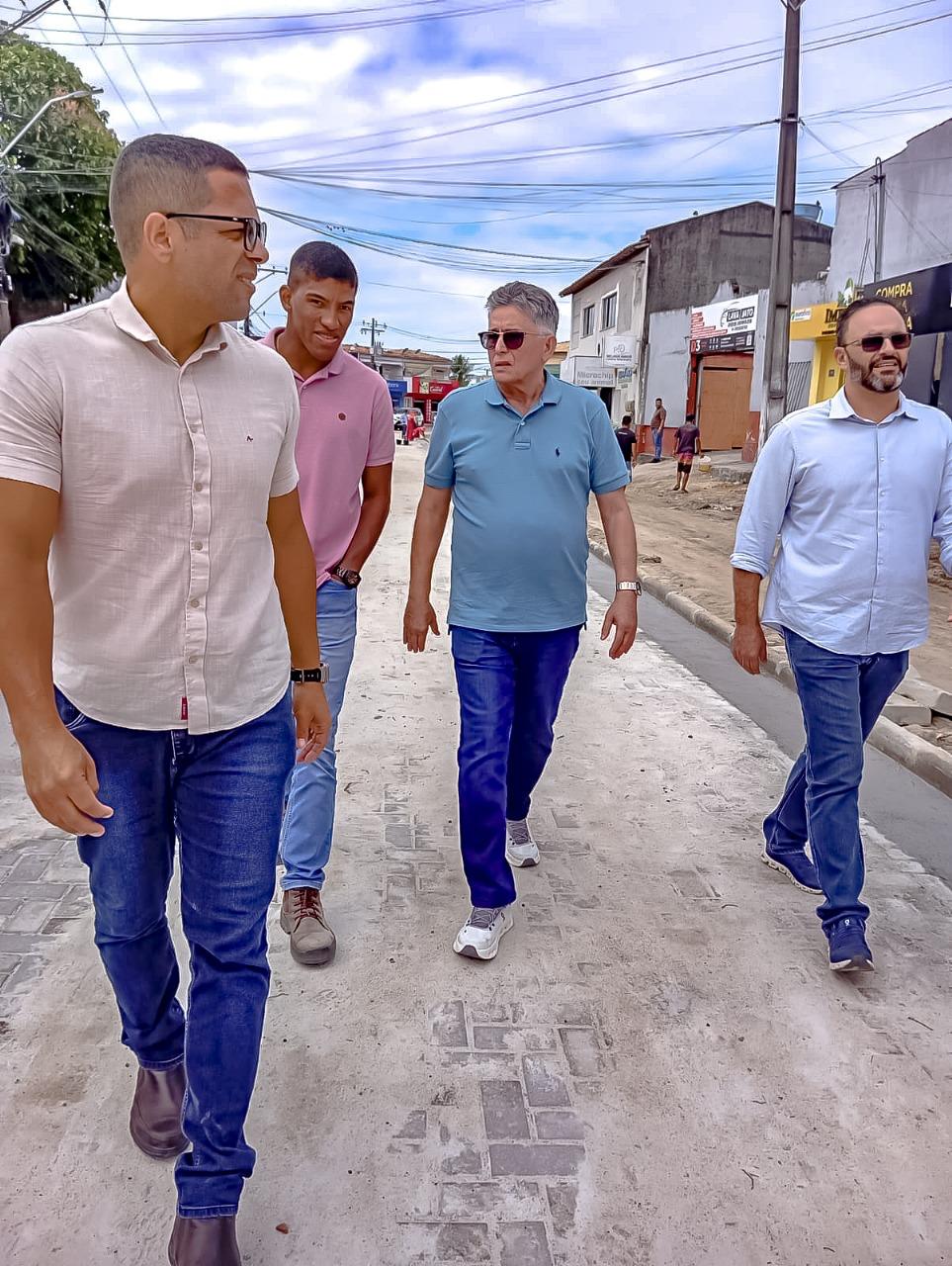 Prefeito Jânio Natal visita obras da Rua Pero Vaz de Caminha e da ciclovia no Anel Viário 5