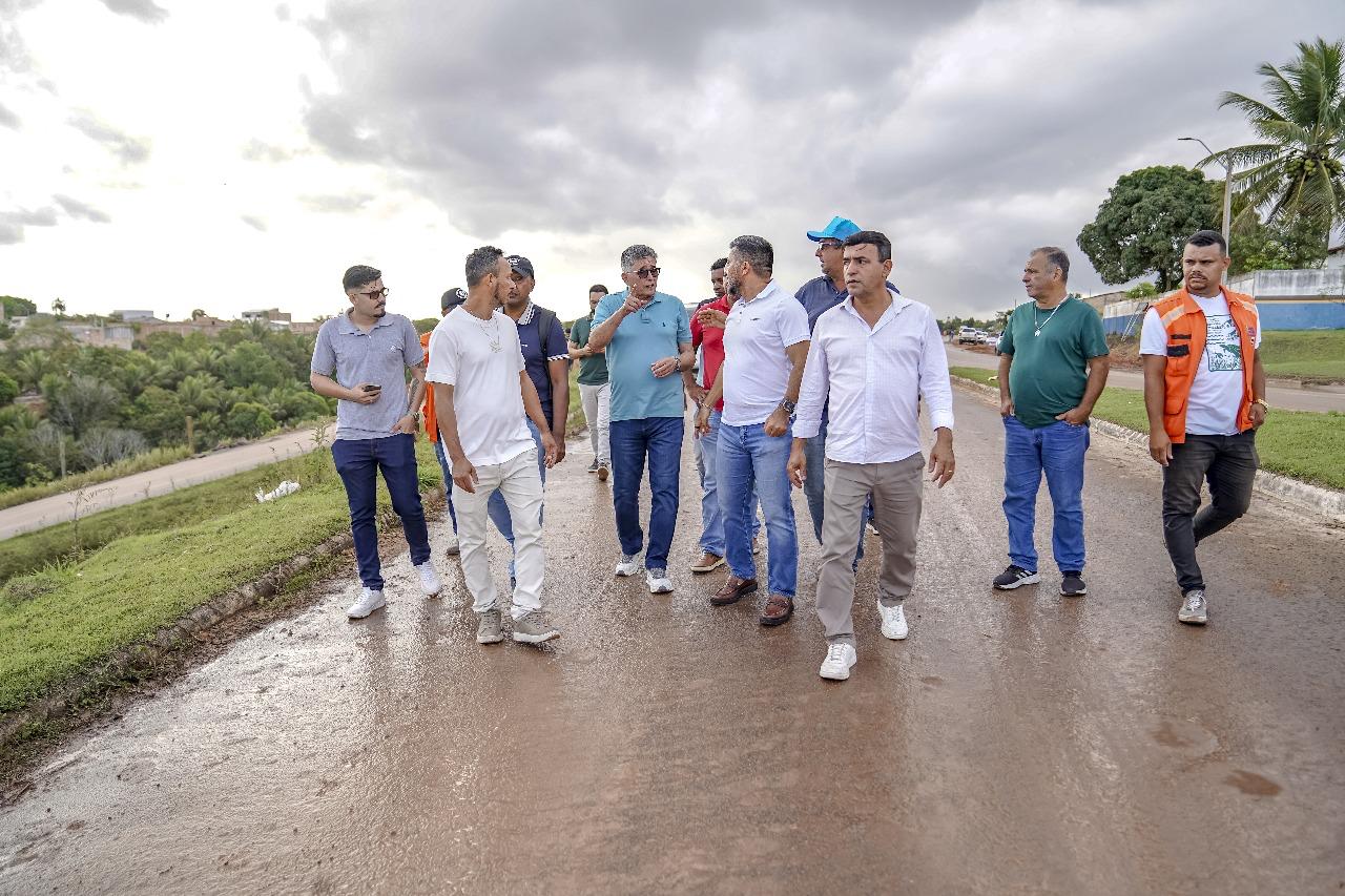 Prefeito Jânio Natal visita obras da Rua Pero Vaz de Caminha e da ciclovia no Anel Viário 7