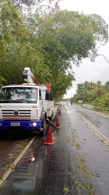 Prefeitura de Porto Seguro atua em regime de força-tarefa após fortes ventos e chuvas intensas na cidade 24
