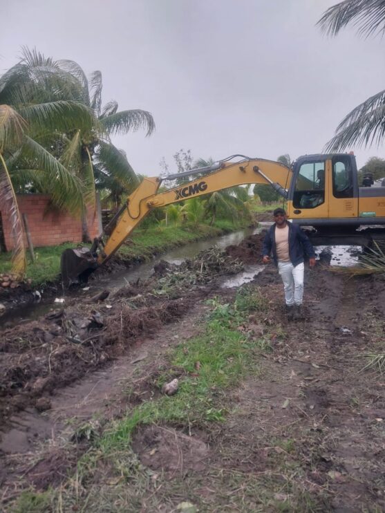 Prefeitura de Belmonte realiza ações preventivas de limpeza e desobstrução de valas e canais 11