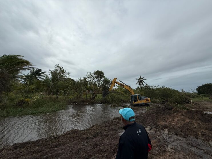 Prefeitura de Belmonte realiza ações preventivas de limpeza e desobstrução de valas e canais 10