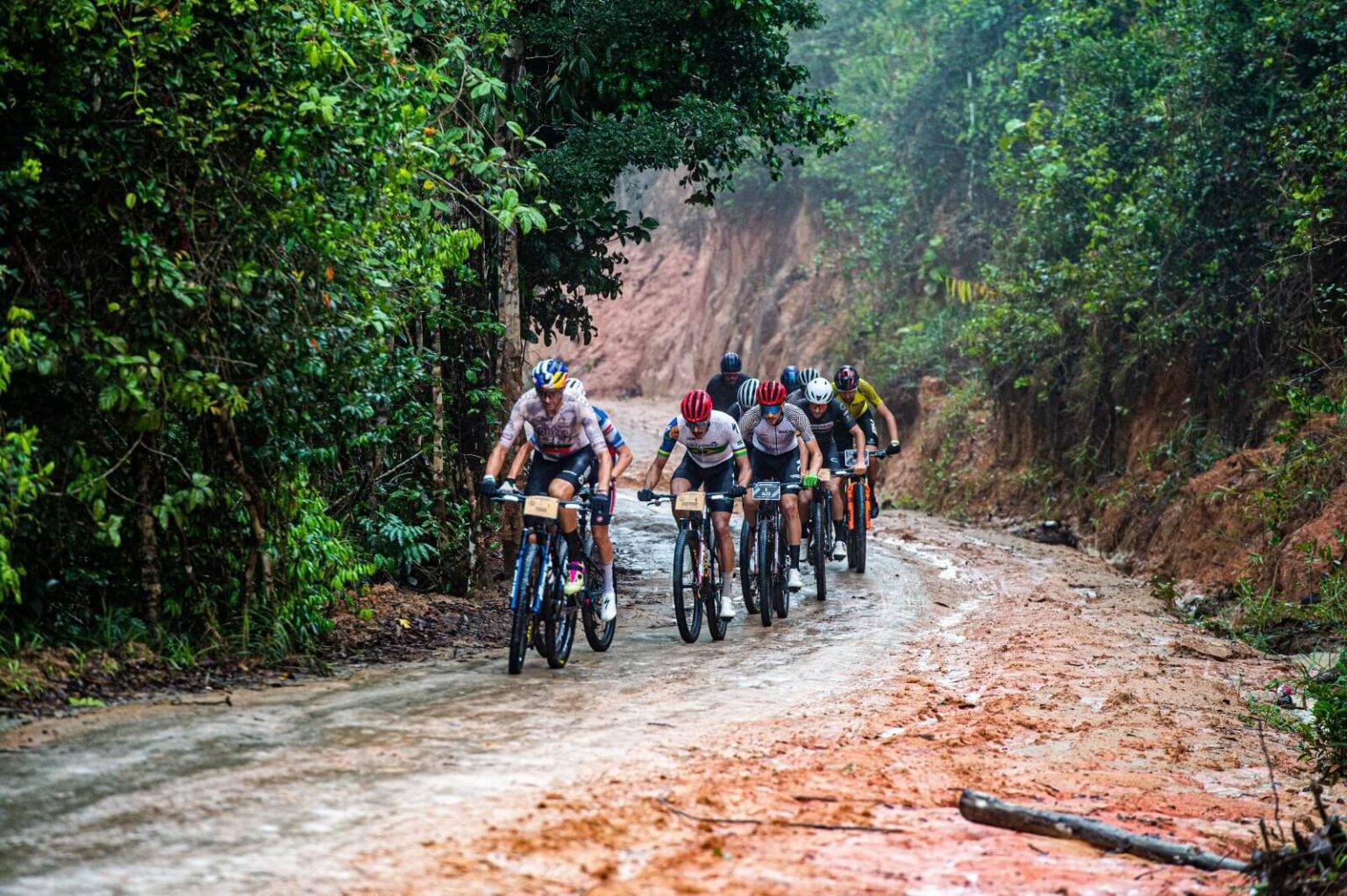 Tiago Ferreira é tetracampeão da Brasil Ride Bahia 2025; Monica Calderón conquista título inédito na elite feminina Tiago Ferreira é tetracampeão da Brasil Ride Bahia 2025; Monica Calderón conquista título inédito na elite feminina 4