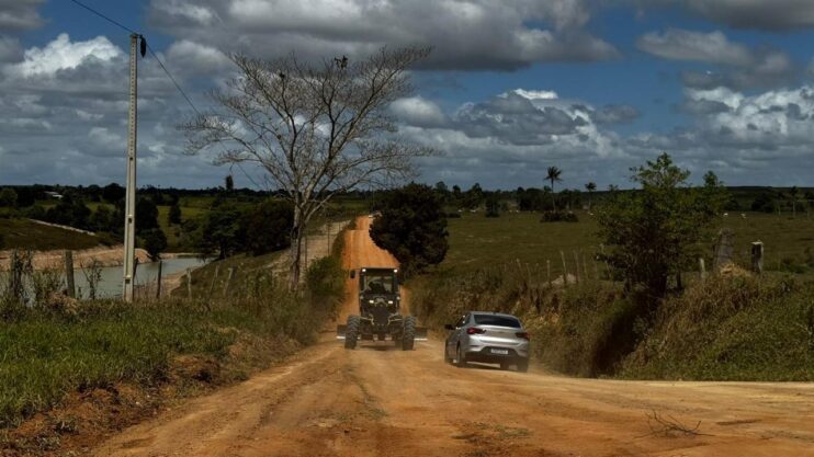 Prefeitura de Eunápolis intensifica patrolamento nas estradas da zona rural Prefeitura de Eunápolis intensifica patrolamento nas estradas da zona rural 4
