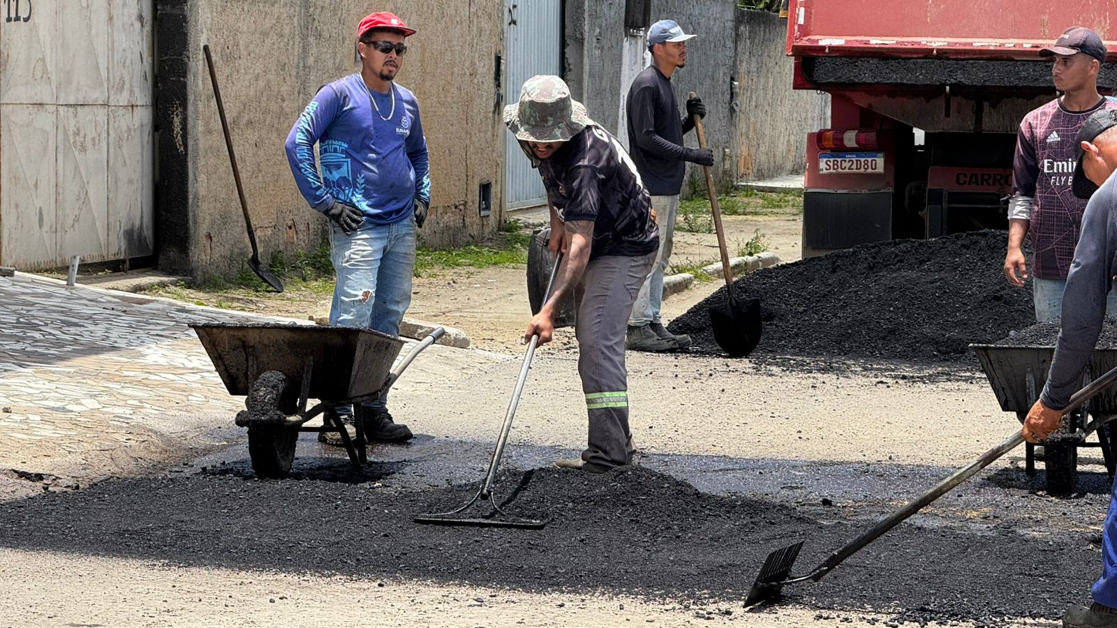Prefeitura de Eunápolis intensifica Operação Tapa-Buracos e acelera recuperação das vias após período de chuvas 6