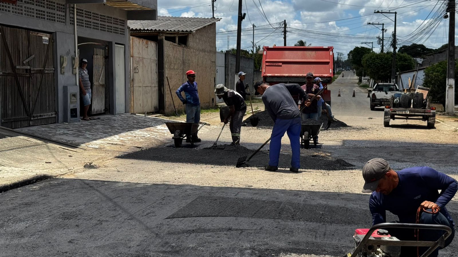 Prefeitura de Eunápolis intensifica Operação Tapa-Buracos e acelera recuperação das vias após período de chuvas 7